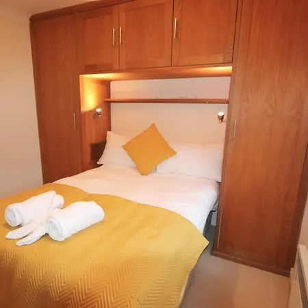 Quiet Riverside With Views And Parking- Hopewell דירה *