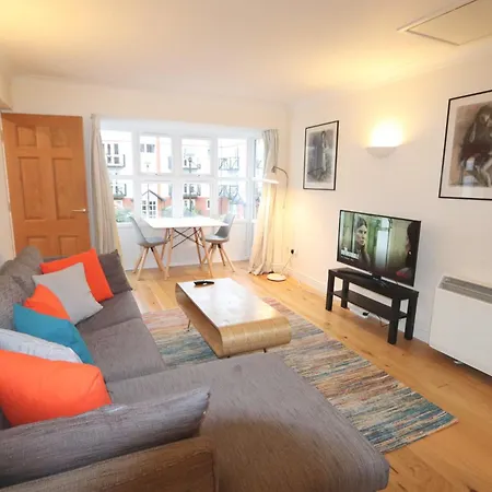 Quiet Riverside With Views And Parking- Hopewell דירה